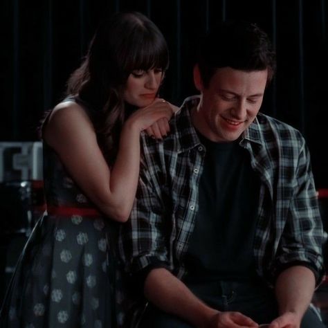 Rachel Berry Aesthetic, Glee Edits, Berry Aesthetic, Glee Rachel And Finn, Finn And Rachel, Glee Videos, Finn Glee, Glee Wallpaper, Glee Bts