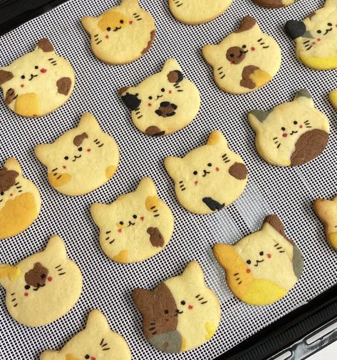 Calico Cat Cookies, Kitty Cookies, Kawaii Foods, Kawaii Cookies, Kawaii Sweets, Christmas Cookie Box, Cat Cookies, Themed Desserts, Crinkle Cookies