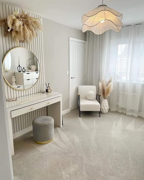 Living Room Modern Minimalist, Desk For Bedroom, Small Dressing Rooms, Makeup Vanity Desk, Dressing Room Decor, Dream Bedroom Inspiration, White Room Decor, Classy Bedroom, Beauty Room Decor