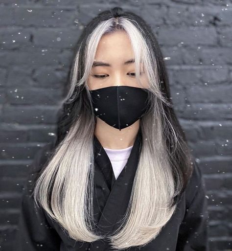 Korean Platinum Hair, Black With Platinum Underneath, Platinum Blonde Under Black Hair, Platinum Blonde Underneath, Black To Platinum Blonde Hair, White And Black Hairstyle, Platinum Blonde Hair Korean, Platinum Blonde Hair Underneath, Blonde And Black Hair Color Ideas