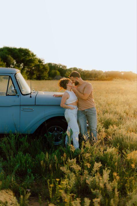 Pickup Truck Photoshoot Family, Country Fall Couple Pictures, Couple Fall Photoshoot With Truck, Old Truck Pictures, Bronco Photoshoot, Truck Couple Photoshoot, Couples Photoshoot Farm, Vintage Truck Photoshoot, Old Truck Photo Shoot