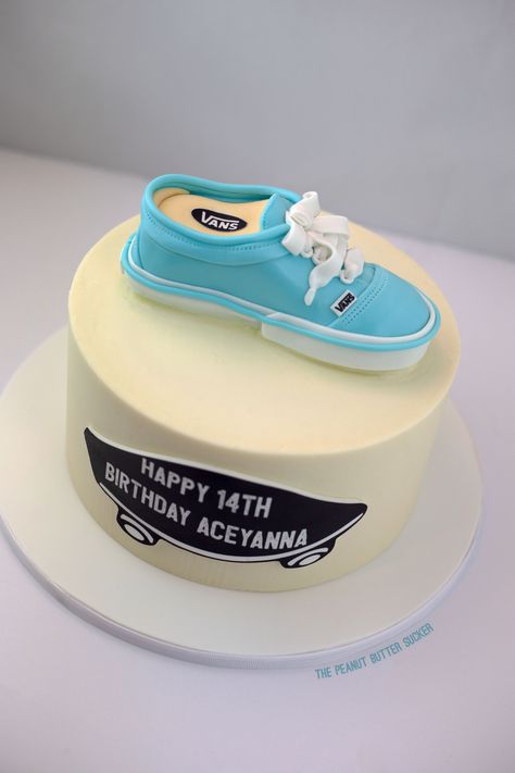 Vans Inspired Birthday Cake Art Deco Nails, 14th Birthday, Cake Images, Bakery Cakes, Vans Sneakers, Baby Cake, Shower Cakes, Celebration Cakes, Vans Sneaker