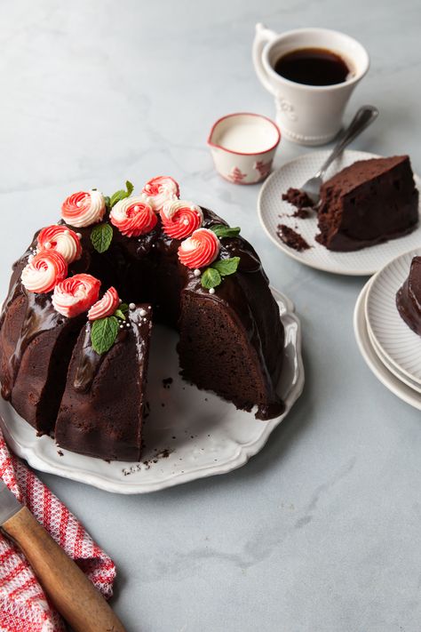 Chocolate Peppermint Bundt Cake — Style Sweet Bundt Cake With Flowers, Bundt Cake Decorating, Bundt Cake Decorating Ideas, Chocolate Peppermint Bundt Cake, Peppermint Bundt Cake, Drippy Cakes, Ganache Glaze, Fudge Chocolate, Cake With Flowers