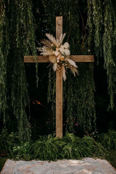 Wooden Cross Wedding Alter Outdoor Ceremony, Outside Wedding Altar Ideas, Rustic Cross Wedding Alter, Cross Wedding Arch Ideas, Cross Wedding Alter Flowers, Cross Arbor Wedding Fall, Cross Wedding Arch Flower, Boho Christian Wedding Decor, Diy Cross For Wedding Ceremony