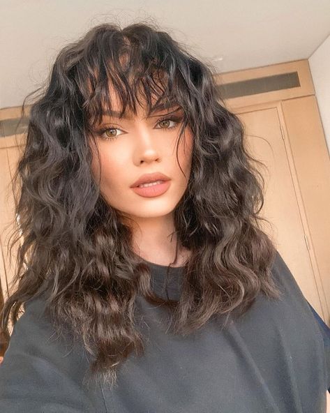 TALIA MAR (@taliamar) • Instagram photos and videos Talia Mar, Natural Curly Hair Cuts, Bun Hair Piece, Bangs With Medium Hair, Haircuts For Curly Hair, Curly Lace Front Wigs, Wavy Curly Hair, Curly Girl Hairstyles, Curly Hair With Bangs