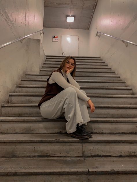 Picture Poses Stairs, Stairs Foto Ideas, Model Stairs Photoshoot, Sitting In Stairs Pose, Ig Poses Photo Ideas Stairs, Stair Selfie Ideas, How To Pose In Stairs, Indoor Instagram Pictures, Pose On The Stairs