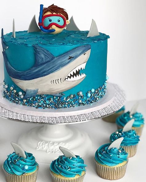 Shark buttercream cake Shark Snacks, Shark Birthday Cake, Creeper Cake, Shark Cupcakes, Birthday Cake Images, Rodjendanske Torte, Shark Birthday Cakes, Shark Themed Birthday Party, Shark Cake