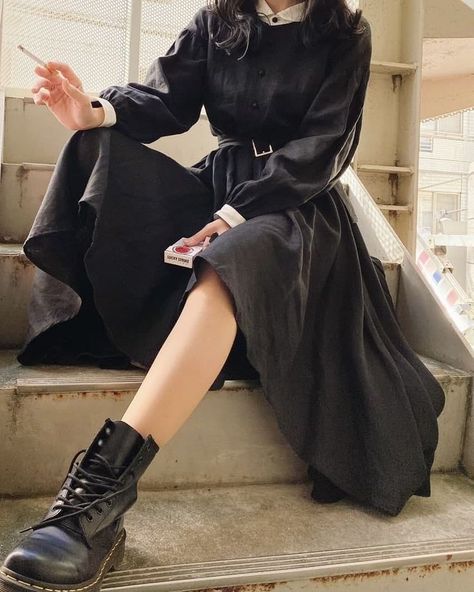 Acedamia Aesthetic Outfits, Dark Witch Aesthetic Outfit, Dark Acedamia Outfit Ideas, Witchy Librarian, Gothic Academia Fashion, Witchy Academia Outfit, Goth Academia Fashion, Acedamia Outfits, Librarian Outfit