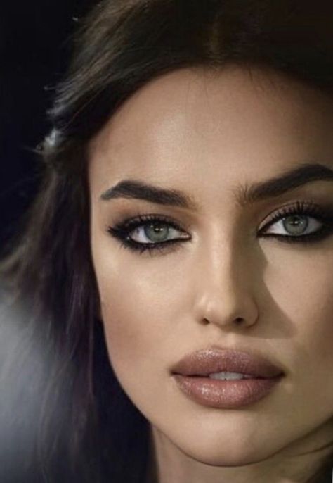 Dark Eye Makeup Blue Eyes, Dark Hair Light Eyes Makeup, Irina Shayk Lips, Irina Shayk 90s, Cool Toned 90s Makeup, Dark Hair Blue Eyes Makeup, Bond Girl Makeup, Irina Shayk Makeup, Irina Shayk Aesthetic