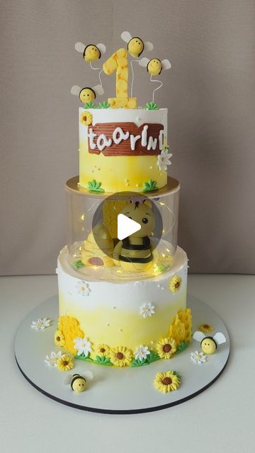 CUSTOMISED CAKES ARTIST|PUNE |SHITAL MATRE on Instagram: "💫A PuneCakeArtist ❤️ - Yet again Beautiful Honey Bee theme cake for Taarini's first Birthday 🎂  Are you looking for customised cakes in pune?  📌Order at +91- 8553557777  📌 Delivery in Pune 📌Pre order customised cake   ✨We Century Delight specialised in Customised Designer Cakes☺️  📍In frame -  2.5 kg Honey Bee 🐝 theme cake  Flavour - Yummiest Kulfi Falooda flavour   Follow @century_delight for more such cakes.  #centurydelight #cake #cakes #cakecakecake #cakecakecakes #cakelove #cakedesign #cakedesigner #cakedecorator #designercakes #themedcakes #caketutorial  #cakeoftheday #dessertoftheday  #homemadecake #homebaker #homebakerpune #homebakerpcmc #punebakers #instacakes #cakesofinstagram #bakersofinstagram #explorepage #explor Honey Bee Cake Design, Honey Bee Theme Cake, Bee Theme Cake, Kulfi Falooda, Honey Bee Cake, Bee Hive Cake, Bee Birthday Cake, Honey Bee Theme, Customised Cakes