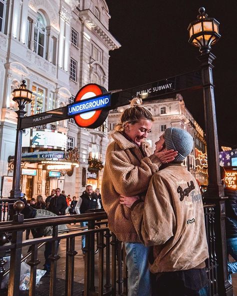 Piccadilly Circus Underground London United Kingdom - Places To Visit In The Uk Top Places To See In London Instagram Spots - Wanderers & Warriors Charlie And Lauren Uk Travel Couple London Photo Ideas, Christmas Instagram Pictures, London Couple, Places In London, London Guide, Most Instagrammable Places, London Baby, London Pictures, Piccadilly Circus