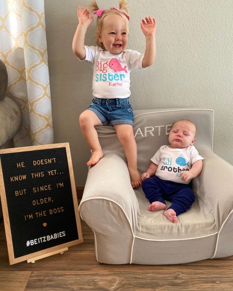 Big Sister Announcement Photoshoot, Big Sister Pictures, Letter Board Ideas, Big Sister Announcement, Baby Reveal Party, Sibling Photos, Sister Pictures, Newborn Baby Photoshoot, Announcement Ideas