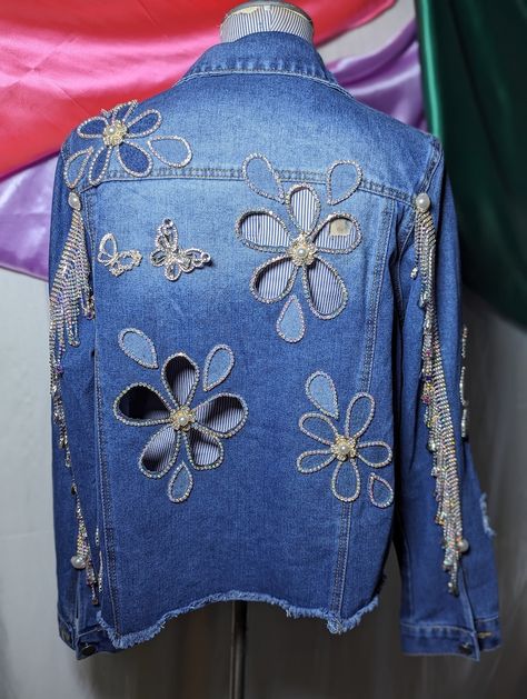 Flowers Cut off on Blue Denim Jacket. Size L - Etsy Diy Jacket Refashion, Refashioning Clothes, Floral Denim Pants, Jean Jacket Diy, Jean Diy, Denim Diy Clothes, Upcycling Clothes, Diy Denim Jacket, Clothing Upcycle