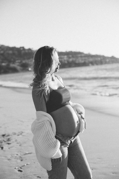 Maternity beach shoot Strand Shoot, Woman On Beach, Maternity Beach, Vacation Pics, Mom Aesthetic, Maternity Outfit, Black And White Beach, Pregnancy Photo, Maternity Pics