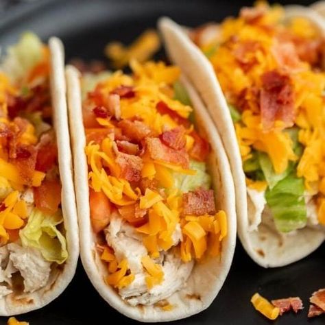 Bacon Ranch Chicken Tacos - Eating on a Dime Shredded Beef Tacos Recipes, Ranch Tacos, Homemade Spanish Rice, Chicken Ranch Tacos, Homemade Taco Seasoning Mix, Chicken Breast Crockpot Recipes, Delicious Tacos, Eating On A Dime, Crockpot Chicken Breast