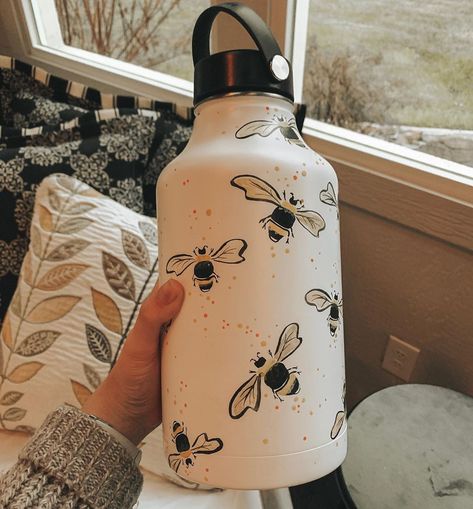 Water Bottle Painting Ideas, Water Bottle Painting, Hydroflask Painting, Painted Water Bottle, Hydro Painting, Bottle Painting Ideas, Flask Art, Water Bottle Art, Painted Water