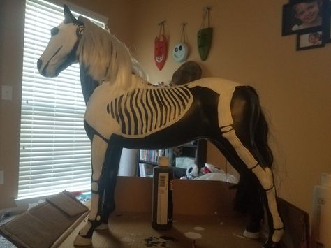 Scouring garage sales and thrift stores is a favorite past time for this frugal gal. Finding this horse made my shopping day. Originally, it was an average white and black patched horse. But what I… Horse Skeleton Halloween, Horse Skeleton, Skeleton Horse, Halloween Cakes Easy, Diy Skeleton, Hocus Pocus Spell Book, James Rizzi, Diy Horse, Halloween Skeleton Decorations