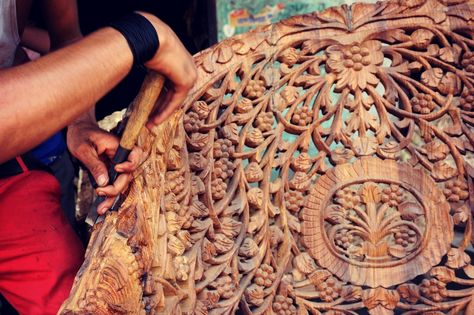 Walnut wood carving, Kashmir Hello Paradise, Kashmir Beauty, Kashmir Valley, Thanksgiving Crafts Preschool, Wood Carving Faces, Wood Carving Furniture, Kashmir India, Popular Crafts, Carved Furniture