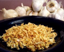 Oven Dried Onion / Garlic Flakes Drying Onions, Dried Onions, Onion Flakes, Flake Recipes, Dehydrating Food, Garlic Recipe, Dehydrated Vegetables, Canned Food Storage, Dehydrated Onions