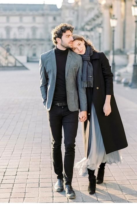 Paris Engagement Photos, Couples City, Nyc Photoshoot, Prewedding Shoot, Paris Couple, Pre Wedding Photoshoot Outfit, Winter Engagement Photos, Couple Picture Poses, Couple Photoshoot Poses