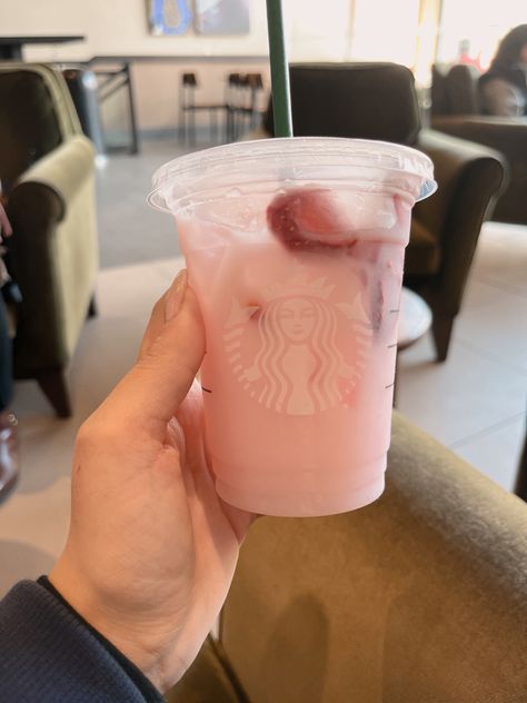 #starbucks #instagram #aesthetic #rosa Venti Pink Drink, Aesthetic Rosa, Refreshing Drinks Recipes, Pink Drink, Pink Starbucks, Pink Drinks, Starbucks Hot, Refreshing Drinks, Best Recipes