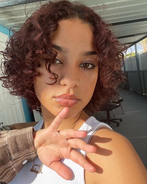 Auburn Short Hair, Short Natural Curly Hair, Plum Hair, Natural Hair Short Cuts, Red Curly Hair, Hairdos For Curly Hair, Shot Hair Styles, Wavy Curly Hair, Curly Hair Inspiration