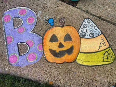 Prang on Instagram: "Halloween is right around the corner! Prang chalk is perfect for decorating your sidewalks for all the trick or treaters in your neighborhood 🎃⁠ ⁠ 📸: @chalk_mama⁠ #prangartsupplies #artteachers #artforkids #artclassroom #arteducation #elementaryart" Pumpkin Sidewalk Chalk Art, Drawing Ideas With Chalk, Easy To Draw Chalk Art, Halloween Chalk Art Ideas, Halloween Driveway Chalk Art, Halloween Sidewalk Chalk Ideas, Spooky Chalk Art, Chalk Ideas Halloween, Scary Chalk Art