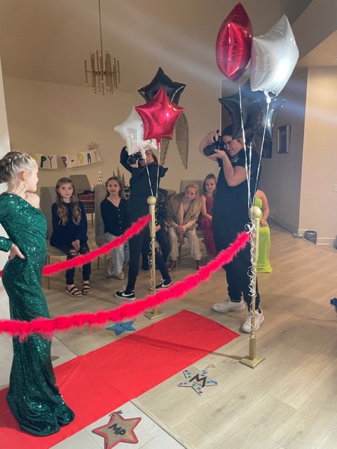 Come As A Celebrity Party, Red Carpet For Party, Hollywood Sleepover Party, Celebrity Birthday Party Theme, Night On The Red Carpet Theme, Hollywood Theme Halloween Party, Award Show Birthday Party, Movie Premier Birthday Party, Red Carpet 30th Birthday Party