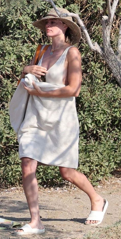 EXCLUSIVE: Margot Robbie looks sensational in a plunging white bathing suit as she packs on the PDA with husband Tom in Greece - before hauling her own luggage off a public ferry | Daily Mail Online Barbie Margot Robbie, Vacation In Greece, Beach Barbie, Margot Robbie Style, Simple White Dress, Pink Baseball Cap, White Bathing Suit, Natural Women, White Swimsuit