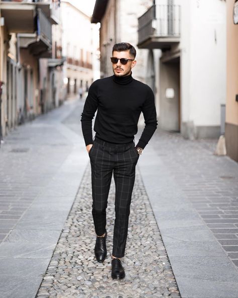 𝗠𝗘𝗡'𝗦 𝗙𝗔𝗦𝗛𝗜𝗢𝗡 | 𝗢�𝗠𝗔𝗥 🇦🇱🇮🇹 у апликацији Instagram: „Total black day 😎 Any fan of the turtleneck? Personally I love it, gives to the Fall/Winter outfit more personality and the fit is just…“ Mens Turtleneck Outfits, Turtleneck Outfit Men, Black Turtleneck Outfit, Party Outfit Men, Black Outfit Men, Black Day, Mens Business Casual Outfits, Turtleneck Outfit, Stylish Men Casual