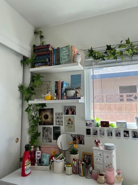 Book Desk Aesthetic, Album Cover Wall Decor Bedroom Ideas, Wall Above Desk, Desk Organization Ideas Aesthetic, Bookshelf In Bedroom, Aesthetic Teen Bedroom, Desk Ideas Aesthetic, Aesthetic Desk Organization, Shelves Above Desk