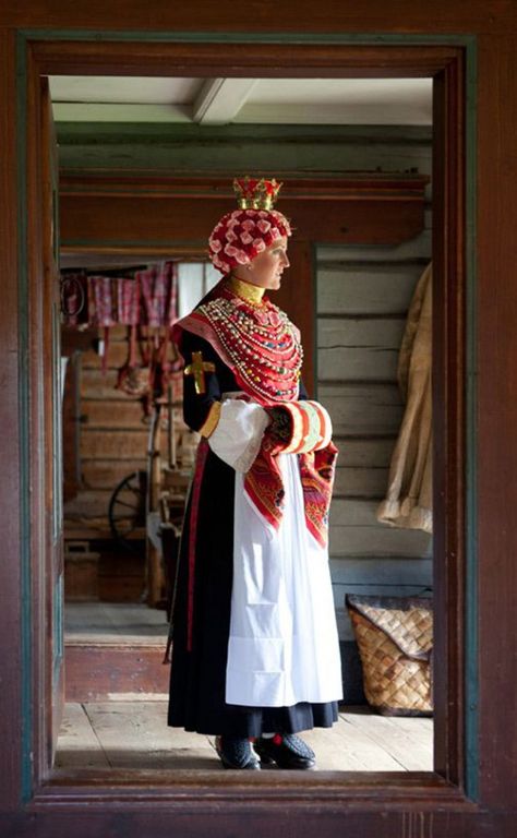 traditional dalarna wedding outfit Swedish Dress, Swedish Clothing, Swedish Wedding, Folklore Fashion, Black Wedding Gowns, Floral Headdress, Swedish Fashion, National Dress, Folk Dresses