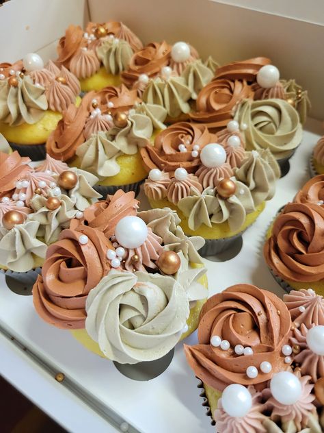 Boho color themed cupcakes Aztec Cupcakes, Bohemian Cupcakes, Boho Wedding Cupcakes, Western Cupcakes, Boho Cupcakes, Western Bridal Showers, Sparkly Cake, Bridal Shower Cupcakes, Pretty Cupcakes