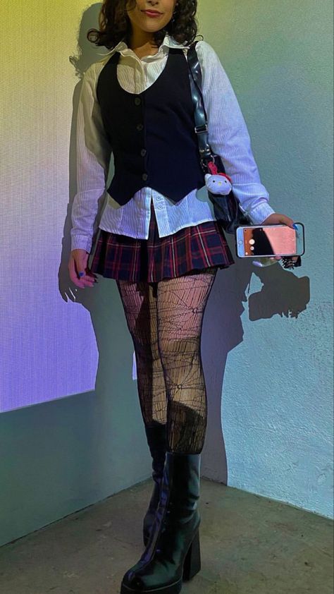 Preppy Punk Fashion, Red Inspo Outfit, Early 2000s Goth Fashion, Punk Preppy Style, Goth Formal Wear, Animecore Outfit, Nana Outfits Inspired, Nana Inspired Outfits, Rebelde Outfits