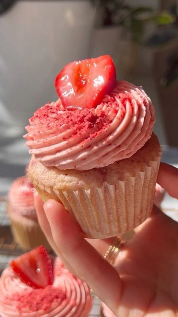 Jenna Barnard on Instagram: "ROASTED strawberry cupcakes are the only way to go! Roasting the strawberries beforehand helps release so much more flavor and sweetness. These cupcakes are so moist, so fruity, and topped with a delicious strawberry buttercream. All made with actual strawberries! No artificial colors or flavors here 🙅🏻‍♀️ full recipe is on my website! Or Google search “butternut bakery roasted strawberry cupcakes” #strawberrycake #strawberrycupcakes #cupcakelove" Strawberry Cupcakes Decoration, Jenna Barnard, Strawberry Cupcake Recipe, Strawberry Cupcake Recipes, Butternut Bakery, Roasted Strawberry, Baking Aesthetic, Food Reference, Strawberry Cupcake