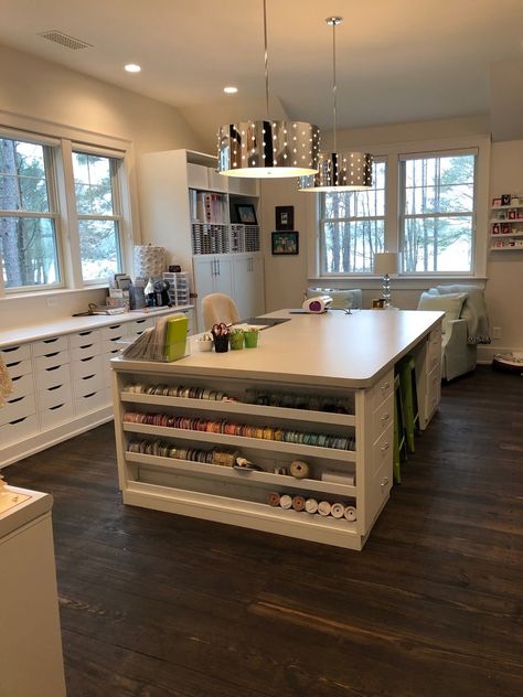 Toy Room Built Ins, Sewing Room Inspiration, Craft Spaces, Sewing Room Design, Dream Craft Room, Craft Room Design, Craft Space, Sewing Room Organization, Quilting Room