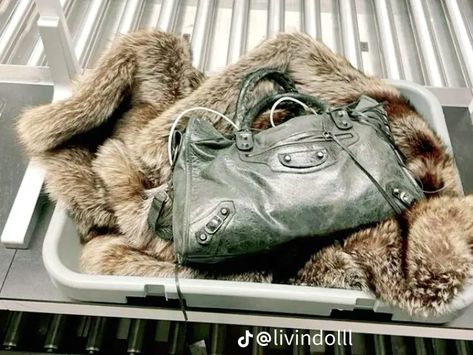 Olivia Halle, Thrift Style, Super Rich Kids, Vintage Thrift, Rich Kids, Dream Lifestyle, Pretty Bags, City Bag, Models Off Duty