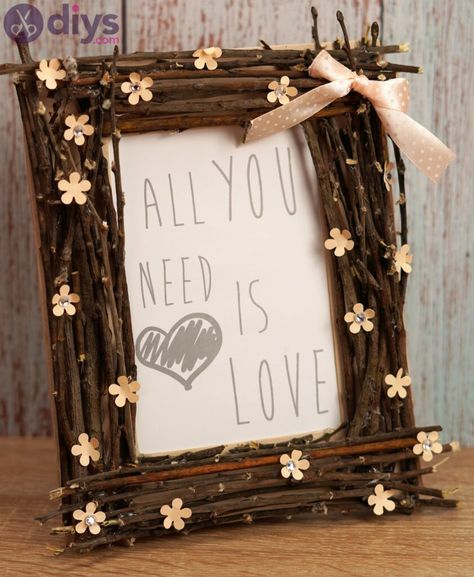 Twig Frame, Cardboard Photo Frame, Party Photo Frame, Rustic Photo Frames, Easy Mother's Day Crafts, Rustic Picture Frames, Rustic Pictures, Diy Photo Frames, Diy Rustic Decor