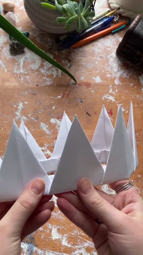 How To Do Paper Crown, How To Make A Tiara Out Of Paper, How To Make A Paper Crown Step By Step, Handmade Crowns Paper, How To Make A Paper Crown, How To Make A Crown, Paper Crown Tutorial, Paper Crown Diy, Origami Crown