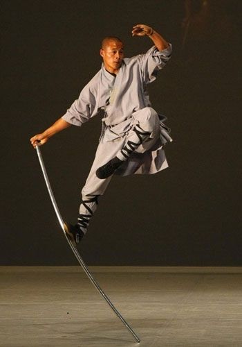 shaolin monk 남성 근육, Arte Yoga, Traditional Martial Arts, Shaolin Monks, Foto Langka, Action Pose Reference, Male Pose Reference, Pencak Silat, Anatomy Poses