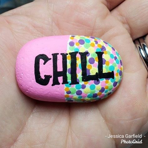 Rock Painting Markers, Painted Rocks Preppy, Cute And Easy Things To Paint On Rocks, Abstract Rock Painting, Square Rock Painting Ideas, Character Rock Painting, Preppy Rock Painting, Rock Painting Ideas Inspirational, Rock Painting Quotes