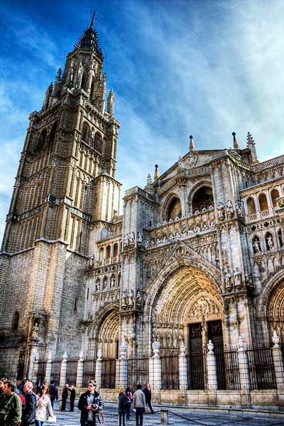 Catedral de Toledo in a Gothic style with a French influence, it measures 120 m long by 60 m wide and contains 5 naves supported by 88 pillars and 72 vaults Toledo Cathedral, Toledo Spain, Gothic Cathedrals, Sacred Architecture, Cathedral Church, Gothic Architecture, Spain And Portugal, Old Building, Historical Architecture