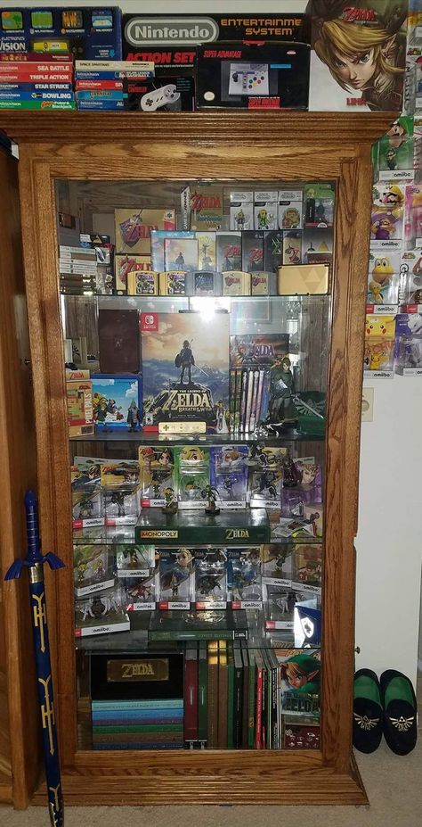 LoZ Goals! I would love to have a collection like this. Zelda Collection Display, Gamer Bookshelf, Zelda Room Ideas, Shelving Manga, Zelda Room, Gaming Crafts, Nintendo Artwork, Nerd Collection, Zelda Collection