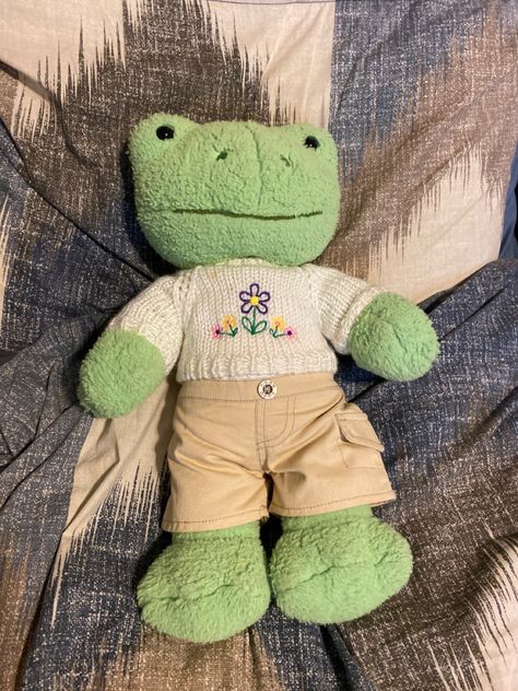 Spring Frog Build A Bear, Frog Clothes Aesthetic, Bild A Bear Frog, Build A Bear Frog Aesthetic Outfits, Bab Frog Outfits, Build A Bear Frog Outfit Ideas, Build A Bear Aesthetic Outfit, Build A Bear Frog Clothes, Clothes For Plushies