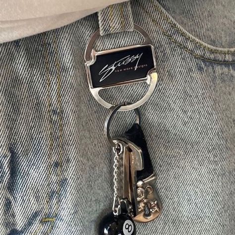 Stussy Industrial Keyring, Belt Keychain Outfit, Keychain On Pants, Carabiner Outfit, Mens Fashion Aesthetic, Belt Keychain, Keychain Men, Chains Aesthetic, Cool Keychains