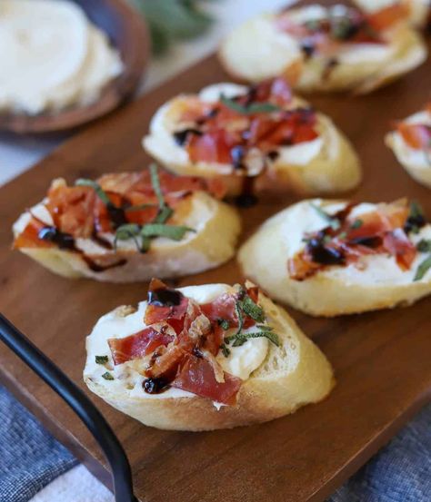 These little whipped goat cheese prosciutto bites are so tasty. They only take 20 minutes to create and are so fancy! #appetizers #whippedgoatcheese #prosciutto #easyappetizersideas #quickappetizers Prosciutto Bites, Appetizer Crostini, Cranberry Tartlets, Cold Apps, Prosciutto Crostini, Nye Appetizers, Roasted Pear Salad, Easy Christmas Party, Cheese Crostini