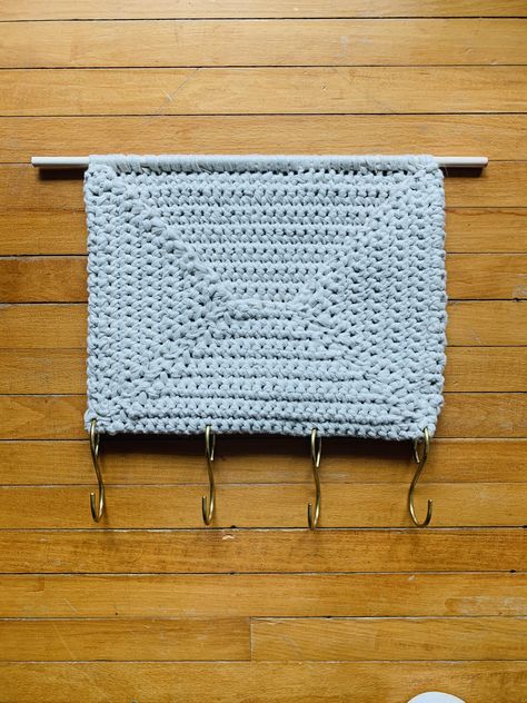 Free Crochet Pattern // Wall Pocket Organizer - Fresh Knack Crochet Wall Pocket, Crochet Mail Holder, Diy Crochet Wall Hanging, Diy Crochet Granny Square, Wall Pocket Organizer, Wall Hanging Organizer, Crochet Wall Hanging, Crochet Organizer, Dishcloth Crochet Pattern