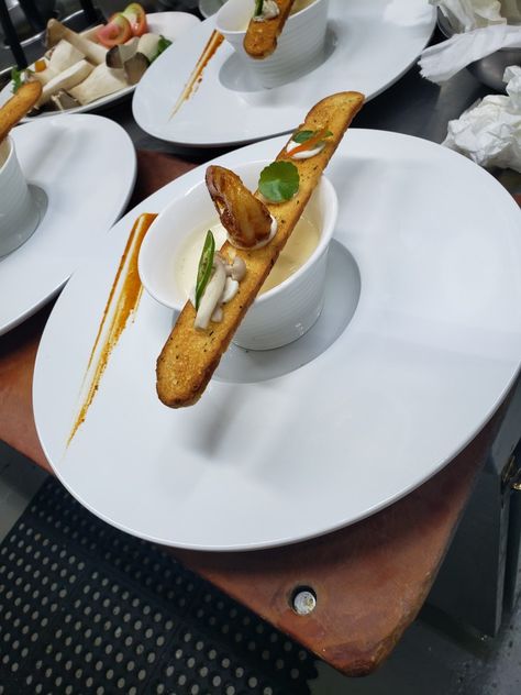 Soup Presentation Ideas, Soup Plating Presentation, Soup Presentation, Soup Plating, Potato Soup, Food Presentation, Food Plating, Fine Dining, Food Art