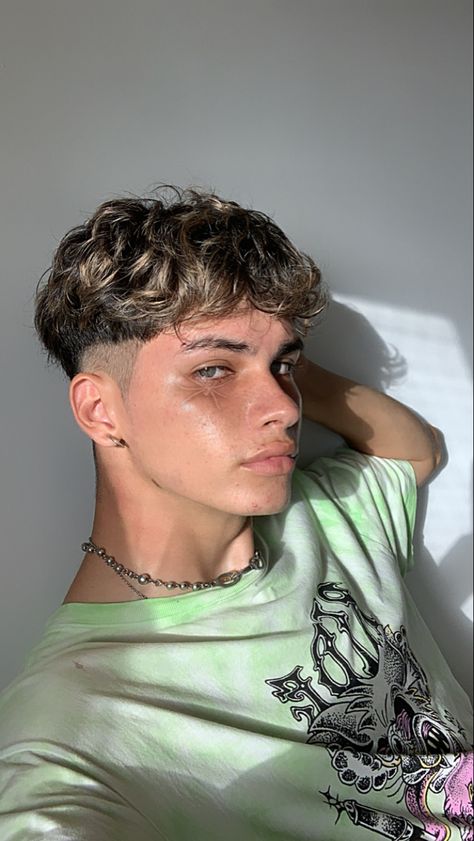 Guy Highlights Men Hair Black, Men’s Brown Highlights, Men Black Hair With Highlights, Logan Paul Hairstyle, Men Hair With Highlights, Black Hair Brown Highlights Men, Men’s Highlights Black Hair, Light Brown Highlights On Dark Hair Men, Men’s Highlights Dark Blonde