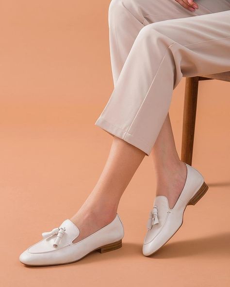 Shoes Content, Loafers Outfit, Leather Loafers Women, Pattern Shoes, Shoes Photography, Tassel Loafers, Stylish Sunglasses, Pointed Toe Flats, Leather Shoes Men